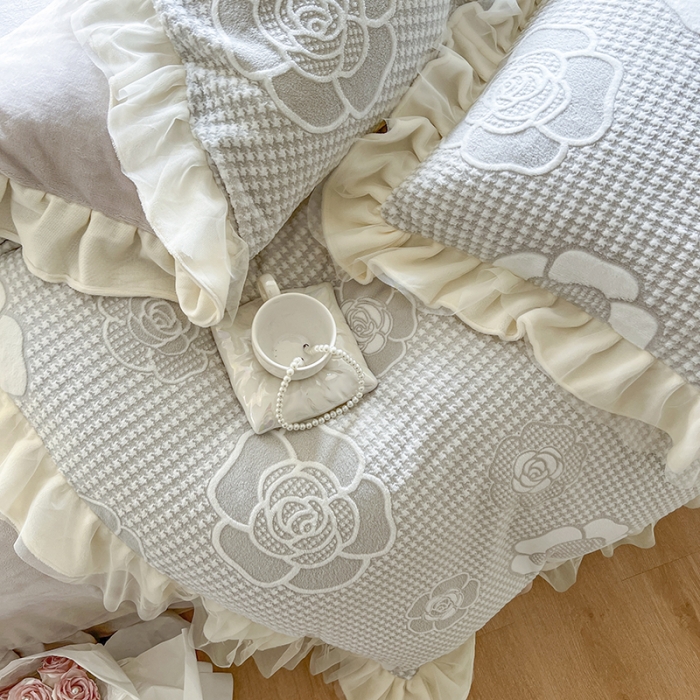 91家纺网 家纺一手货源 找家纺 麒豆豆 2023新款立体花边雕花牛奶绒四件套直播爆款 倾心花语-紫灰