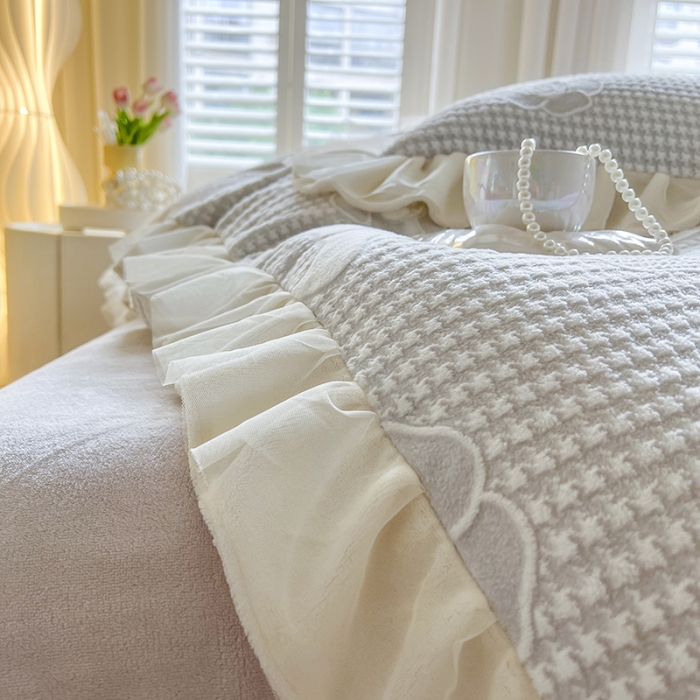 91家纺网 家纺一手货源 找家纺 麒豆豆 2023新款立体花边雕花牛奶绒四件套直播爆款 倾心花语-紫灰