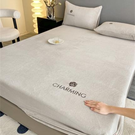 91家纺网 家纺一手货源 找家纺 古吉梦 2023新款牛奶绒刺绣床笠-琳达 琳达-香草灰