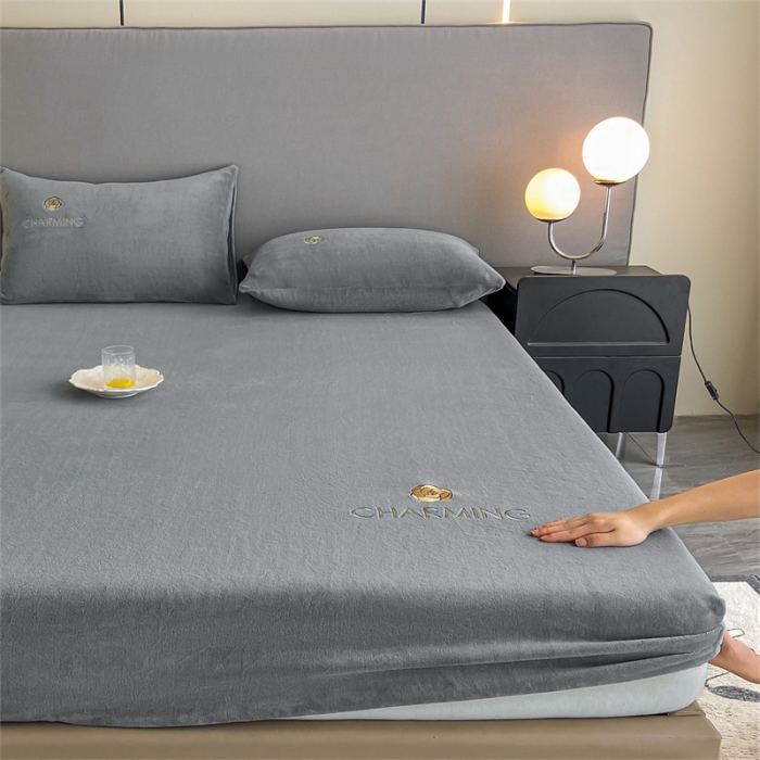 91家纺网 家纺一手货源 找家纺 古吉梦 2023新款牛奶绒刺绣床笠-琳达 琳达-经典灰