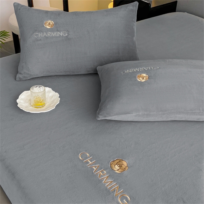 91家纺网 家纺一手货源 找家纺 古吉梦 2023新款牛奶绒刺绣床笠-琳达 琳达-经典灰