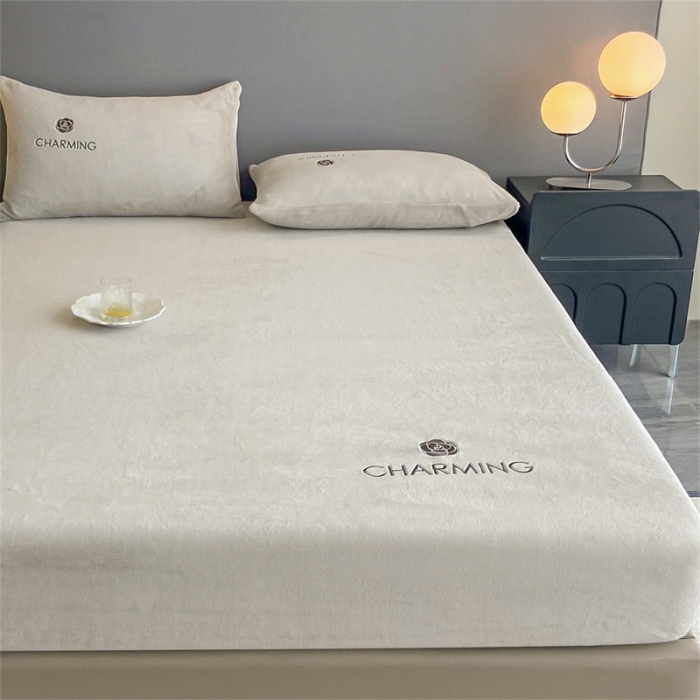 91家纺网 家纺一手货源 找家纺 古吉梦 2023新款牛奶绒刺绣床笠-琳达 琳达-香草灰