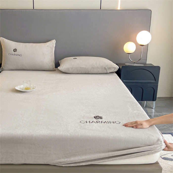 91家纺网 家纺一手货源 找家纺 古吉梦 2023新款牛奶绒刺绣床笠-琳达 琳达-香草灰