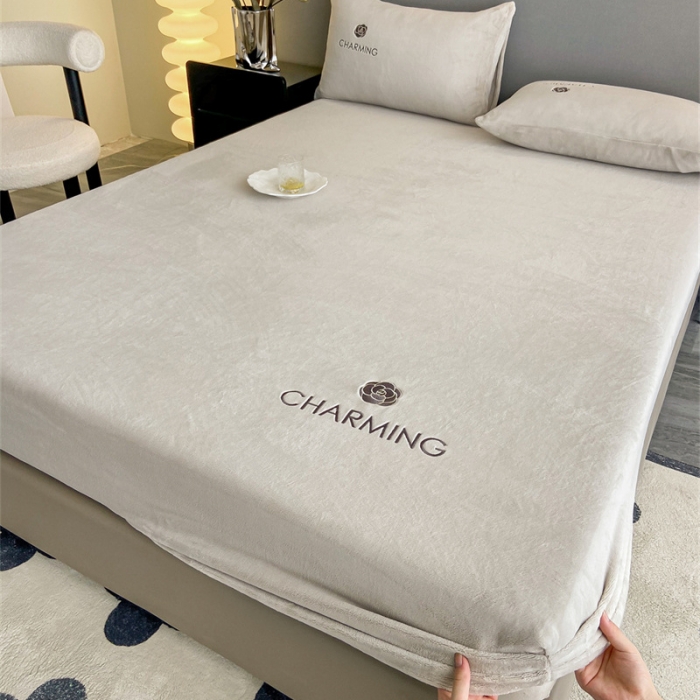 91家纺网 家纺一手货源 找家纺 古吉梦 2023新款牛奶绒刺绣床笠-琳达 琳达-香草灰