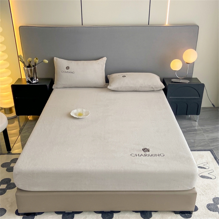 91家纺网 家纺一手货源 找家纺 古吉梦 2023新款牛奶绒刺绣床笠-琳达 琳达-香草灰