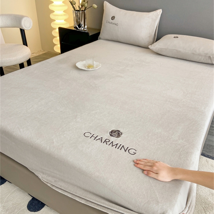 91家纺网 家纺一手货源 找家纺 古吉梦 2023新款牛奶绒刺绣床笠-琳达 琳达-香草灰