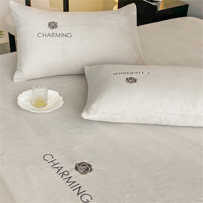 91家纺网 家纺一手货源 找家纺 古吉梦 2023新款牛奶绒刺绣床笠-琳达 琳达-香草灰