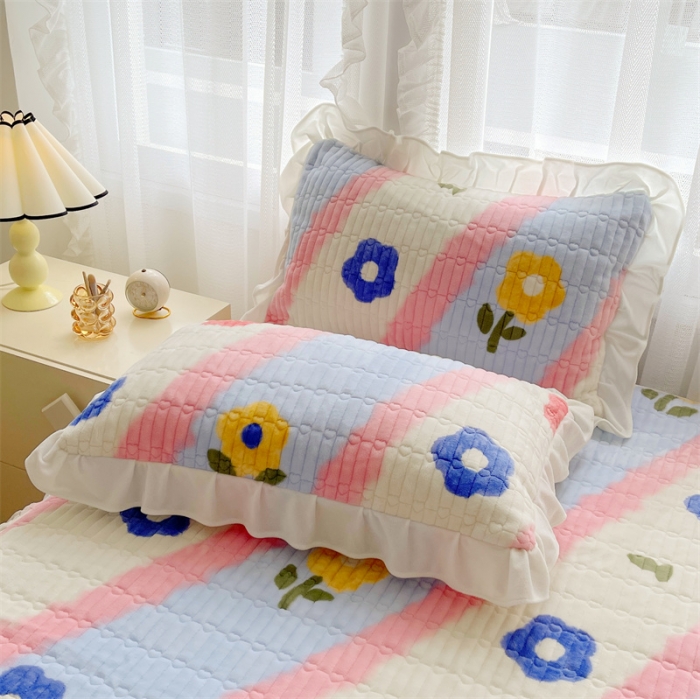 91家纺网 家纺一手货源 找家纺 宜凡家纺 2023新款牛奶绒印花夹棉被套床笠式床裙三件套 浮华相约