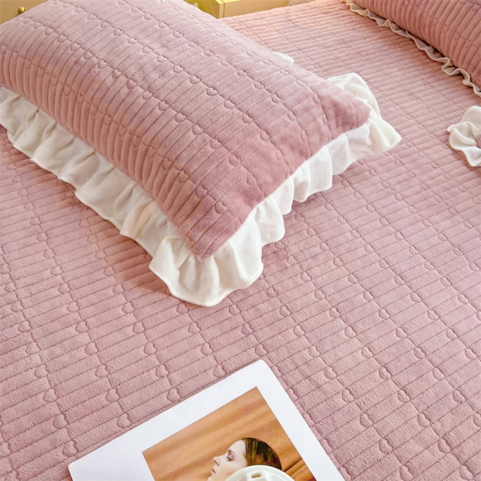 91家纺网 家纺一手货源 找家纺 宜凡家纺 2023新款牛奶绒印花夹棉被套床笠式床裙四件套 爱心-豆沙粉