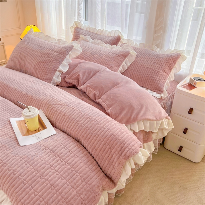 91家纺网 家纺一手货源 找家纺 宜凡家纺 2023新款牛奶绒印花夹棉被套床笠式床裙四件套 爱心-豆沙粉