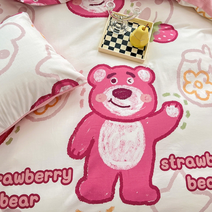 91家纺网 家纺一手货源 找家纺 金丝鸟家纺 2023新款全棉印花加牛奶绒四件套 草莓熊 a棉b牛奶绒