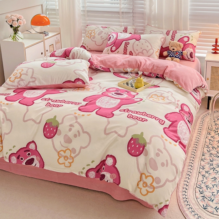 91家纺网 家纺一手货源 找家纺 金丝鸟家纺 2023新款全棉印花加牛奶绒四件套 草莓熊 a棉b牛奶绒