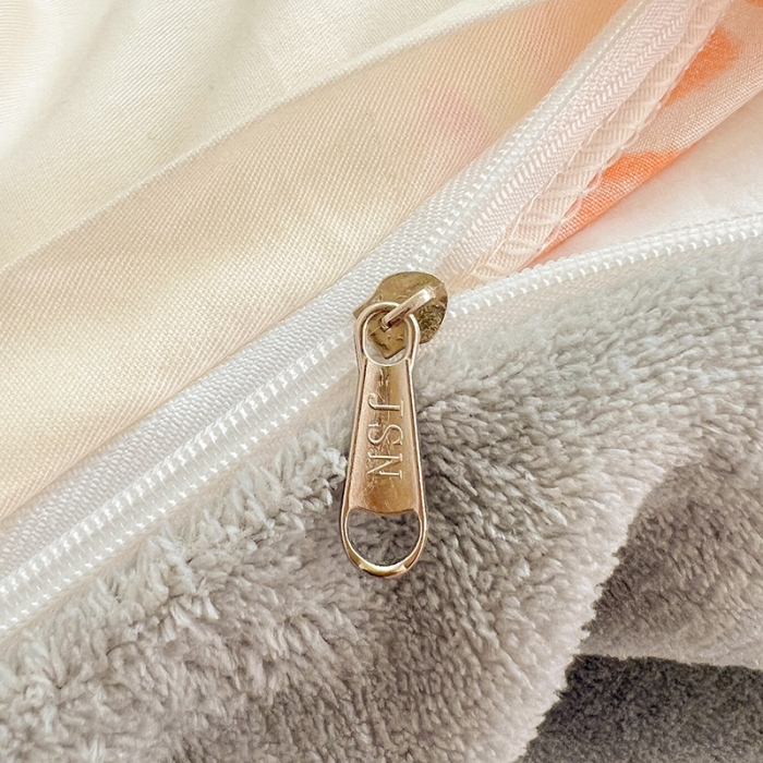 91家纺网 家纺一手货源 找家纺 金丝鸟家纺 2023新款全棉印花加牛奶绒四件套 桔子兔 a棉b牛奶绒