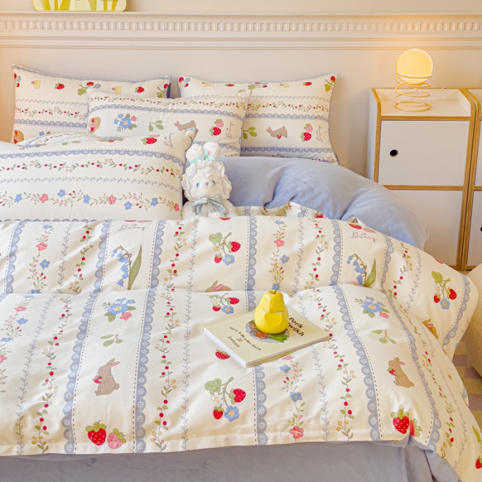 91家纺网 家纺一手货源 找家纺 金丝鸟家纺 2023新款全棉印花加牛奶绒四件套 蓝色花园 a棉b牛奶绒