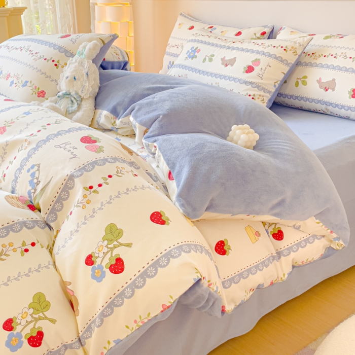 91家纺网 家纺一手货源 找家纺 金丝鸟家纺 2023新款全棉印花加牛奶绒四件套 蓝色花园 a棉b牛奶绒