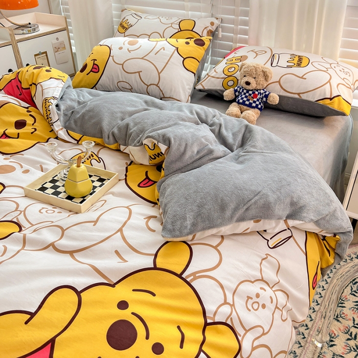 91家纺网 家纺一手货源 找家纺 金丝鸟家纺 2023新款全棉印花加牛奶绒四件套 蜜糖维尼 a棉b牛奶绒