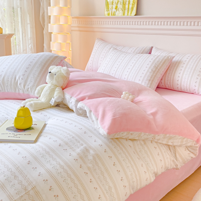 91家纺网 家纺一手货源 找家纺 金丝鸟家纺 2023新款全棉印花加牛奶绒四件套 烟雨枫间 a棉b牛奶绒