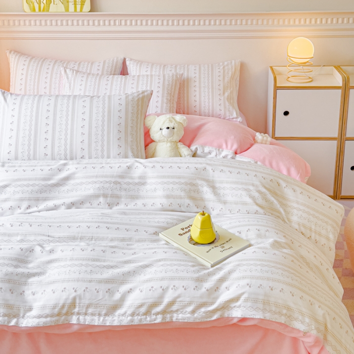 91家纺网 家纺一手货源 找家纺 金丝鸟家纺 2023新款全棉印花加牛奶绒四件套 烟雨枫间 a棉b牛奶绒