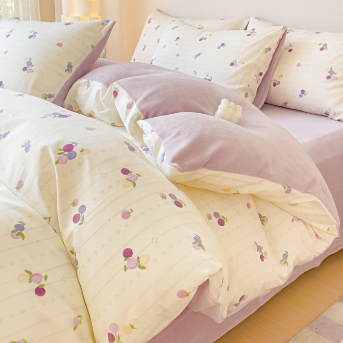 91家纺网 家纺一手货源 找家纺 金丝鸟家纺 2023新款全棉印花加牛奶绒四件套 紫葡萄 a棉b牛奶绒