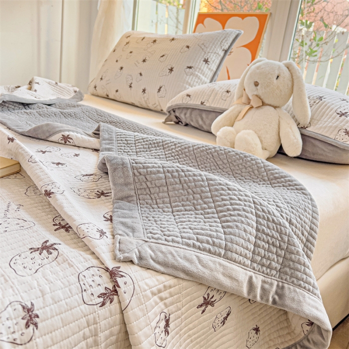 91家纺网 家纺一手货源 找家纺 上喜 热卖莫代尔绒夹棉床盖三件套 草莓园