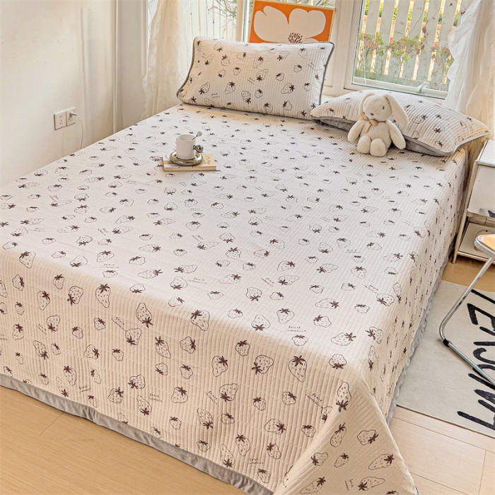 91家纺网 家纺一手货源 找家纺 上喜 热卖莫代尔绒夹棉床盖三件套 草莓园