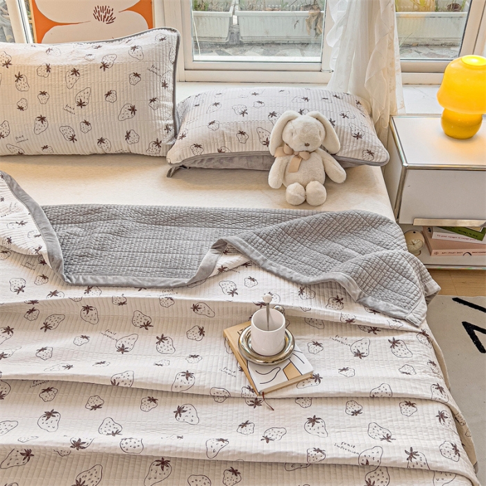 91家纺网 家纺一手货源 找家纺 上喜 热卖莫代尔绒夹棉床盖三件套 草莓园