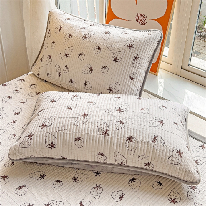 91家纺网 家纺一手货源 找家纺 上喜 热卖莫代尔绒夹棉床盖三件套 草莓园