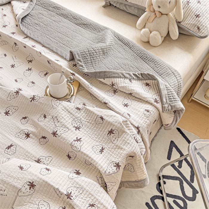 91家纺网 家纺一手货源 找家纺 上喜 热卖莫代尔绒夹棉床盖三件套 草莓园