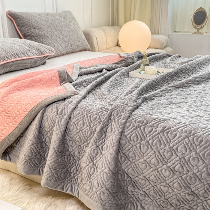 91家纺网 家纺一手货源 找家纺 上喜 热卖莫代尔绒夹棉床盖三件套 爱心格-灰