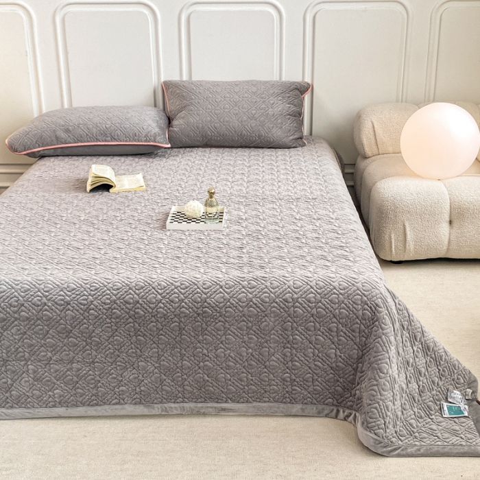 91家纺网 家纺一手货源 找家纺 上喜 热卖莫代尔绒夹棉床盖三件套 爱心格-灰