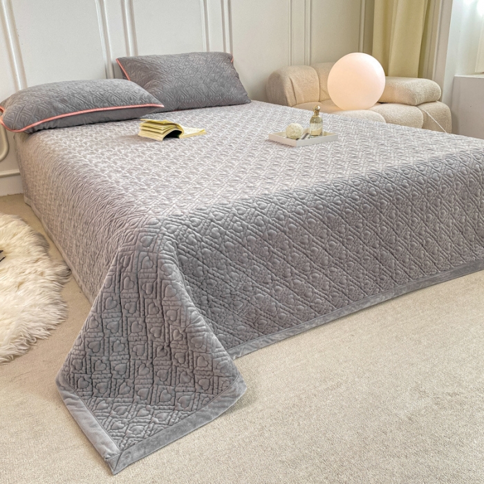 91家纺网 家纺一手货源 找家纺 上喜 热卖莫代尔绒夹棉床盖三件套 爱心格-灰