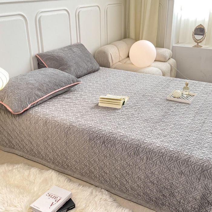 91家纺网 家纺一手货源 找家纺 上喜 热卖莫代尔绒夹棉床盖三件套 爱心格-灰