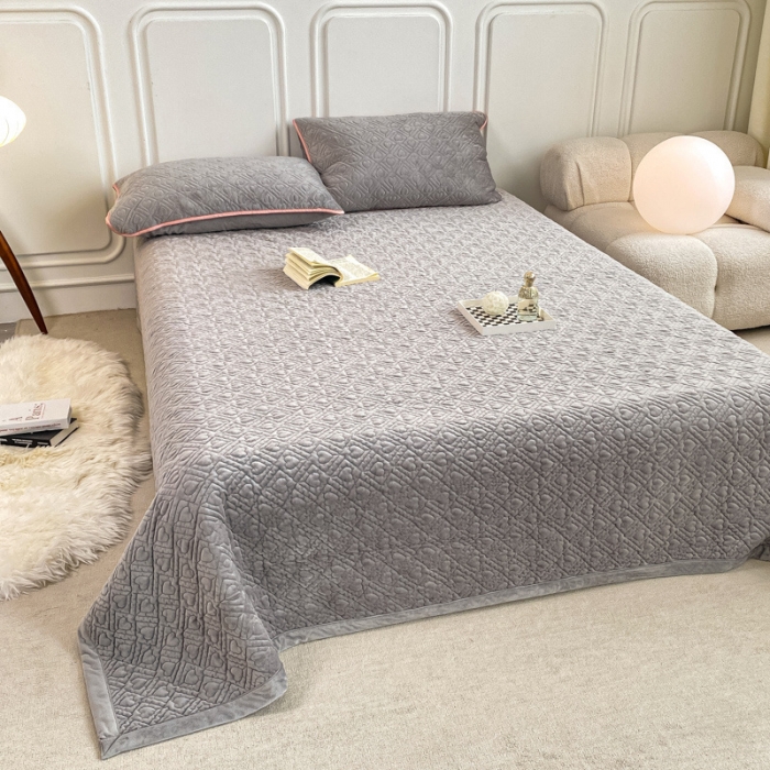 91家纺网 家纺一手货源 找家纺 上喜 热卖莫代尔绒夹棉床盖三件套 爱心格-灰