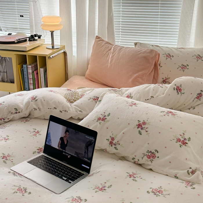 91家纺网 家纺一手货源 找家纺 昔可 2023新款柔软舒适混搭牛奶绒四件套 初恋玫瑰