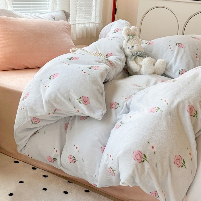 91家纺网 家纺一手货源 找家纺 昔可 2023新款柔软舒适混搭牛奶绒四件套 蓝色甜美玫瑰