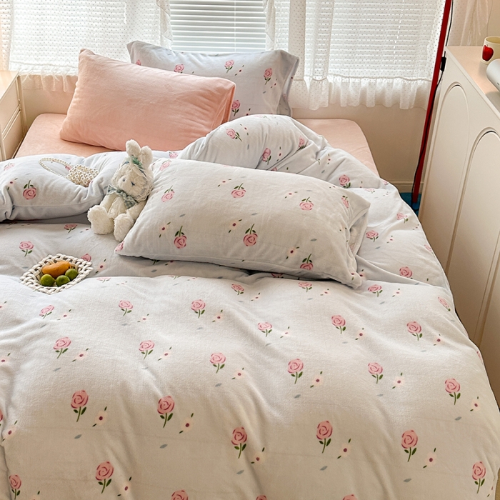 91家纺网 家纺一手货源 找家纺 昔可 2023新款柔软舒适混搭牛奶绒四件套 蓝色甜美玫瑰