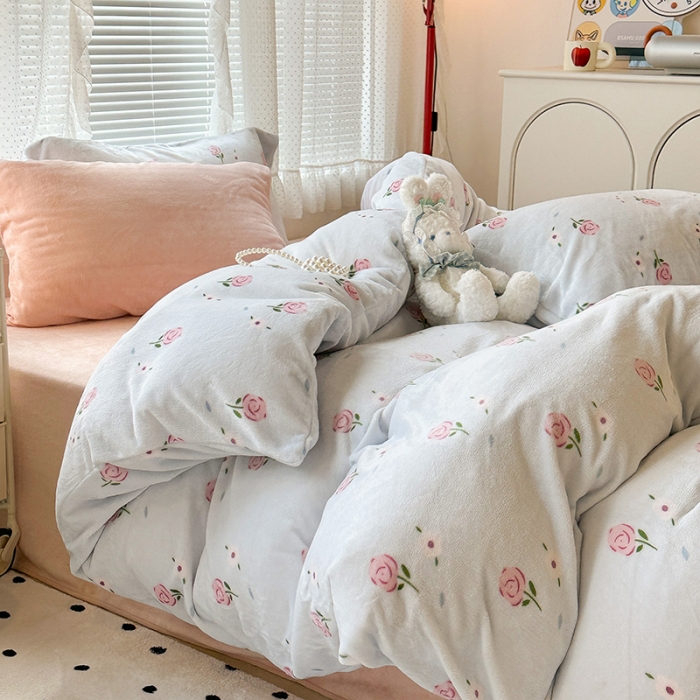 91家纺网 家纺一手货源 找家纺 昔可 2023新款柔软舒适混搭牛奶绒四件套 蓝色甜美玫瑰