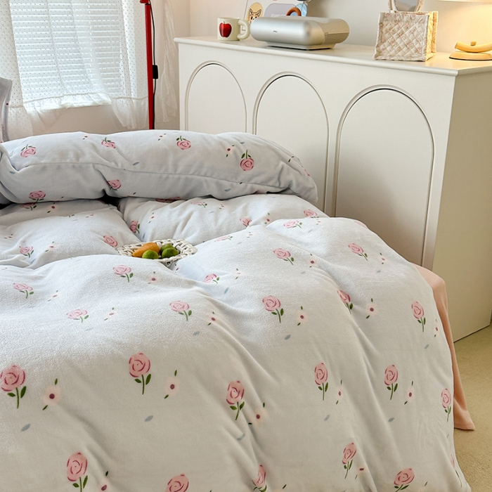 91家纺网 家纺一手货源 找家纺 昔可 2023新款柔软舒适混搭牛奶绒四件套 蓝色甜美玫瑰