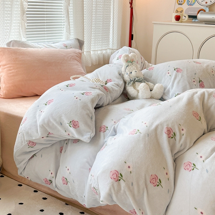 91家纺网 家纺一手货源 找家纺 昔可 2023新款柔软舒适混搭牛奶绒四件套 蓝色甜美玫瑰