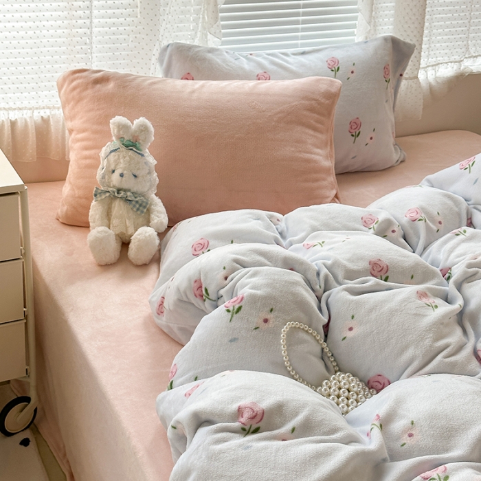 91家纺网 家纺一手货源 找家纺 昔可 2023新款柔软舒适混搭牛奶绒四件套 蓝色甜美玫瑰