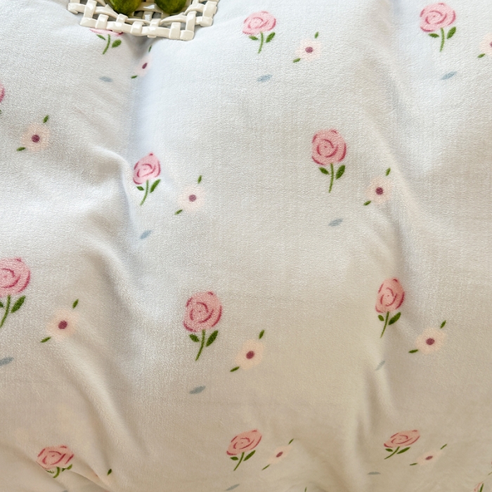 91家纺网 家纺一手货源 找家纺 昔可 2023新款柔软舒适混搭牛奶绒四件套 蓝色甜美玫瑰