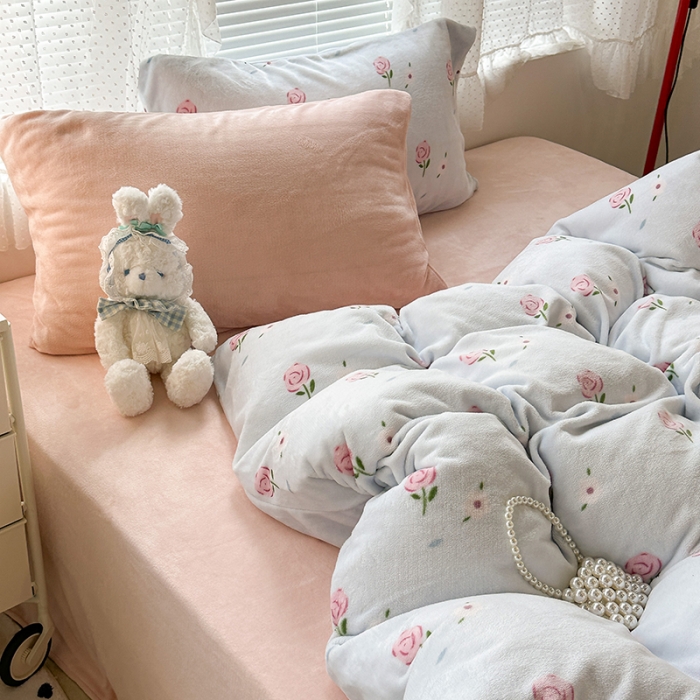 91家纺网 家纺一手货源 找家纺 昔可 2023新款柔软舒适混搭牛奶绒四件套 蓝色甜美玫瑰