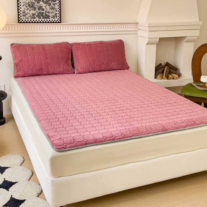 91家纺网 家纺一手货源 找家纺 金丝鸟家纺 2023新款纯色牛奶绒绗缝软床垫 豆沙