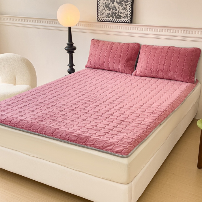 91家纺网 家纺一手货源 找家纺 金丝鸟家纺 2023新款纯色牛奶绒绗缝软床垫 豆沙