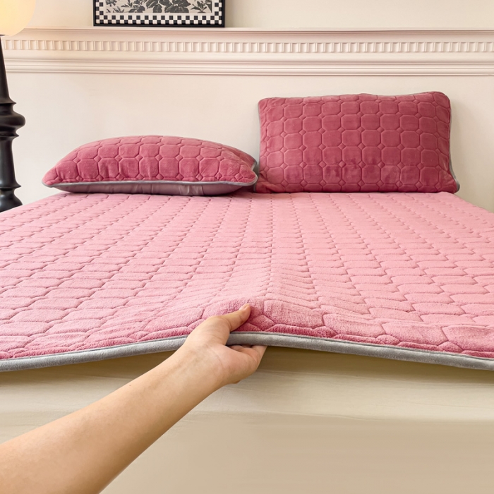 91家纺网 家纺一手货源 找家纺 金丝鸟家纺 2023新款纯色牛奶绒绗缝软床垫 豆沙