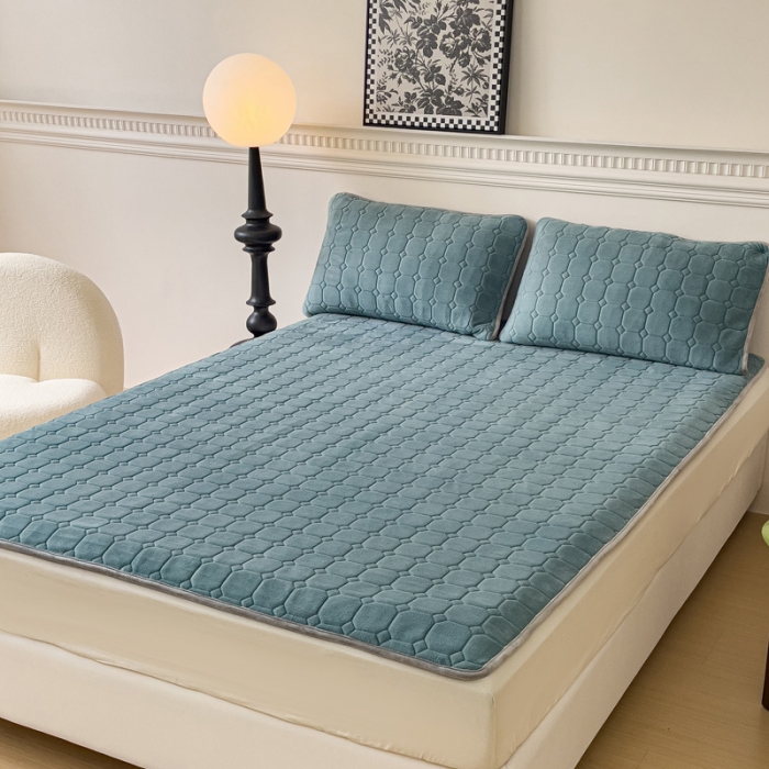 91家纺网 家纺一手货源 找家纺 金丝鸟家纺 2023新款纯色牛奶绒绗缝软床垫 湖蓝