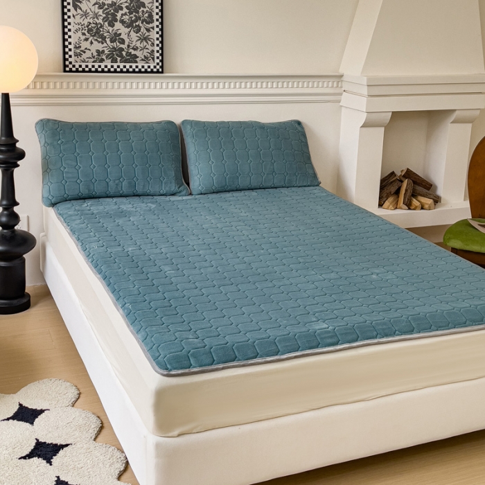 91家纺网 家纺一手货源 找家纺 金丝鸟家纺 2023新款纯色牛奶绒绗缝软床垫 湖蓝