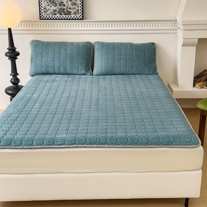 91家纺网 家纺一手货源 找家纺 金丝鸟家纺 2023新款纯色牛奶绒绗缝软床垫 湖蓝