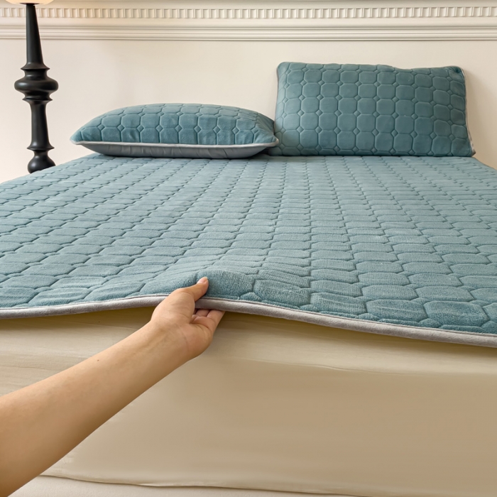 91家纺网 家纺一手货源 找家纺 金丝鸟家纺 2023新款纯色牛奶绒绗缝软床垫 湖蓝