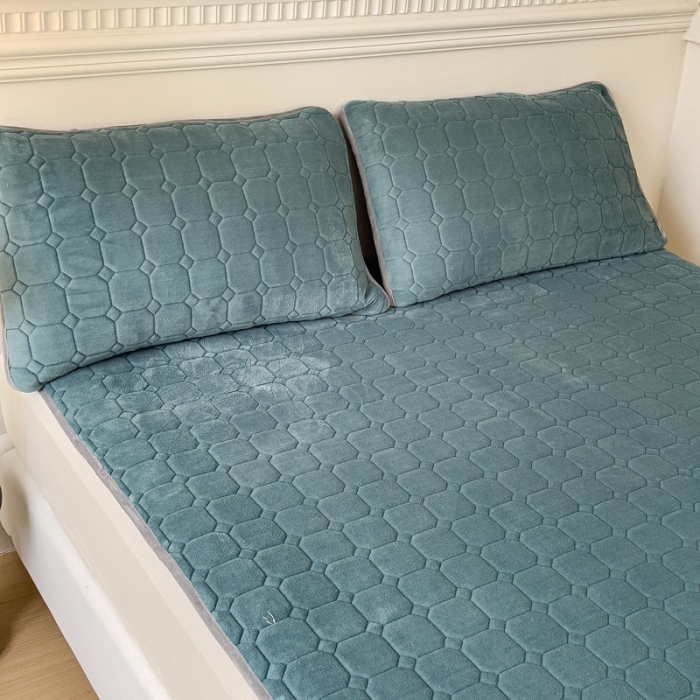 91家纺网 家纺一手货源 找家纺 金丝鸟家纺 2023新款纯色牛奶绒绗缝软床垫 湖蓝